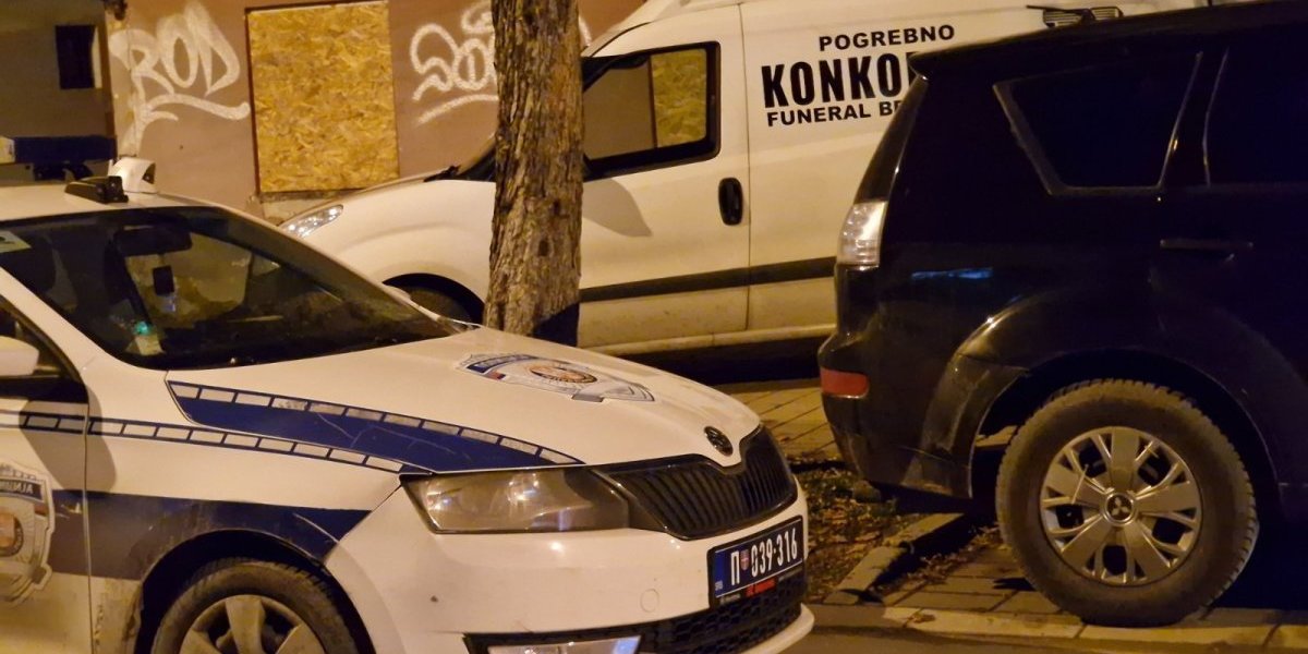 Policija i pogrebnici na terenu