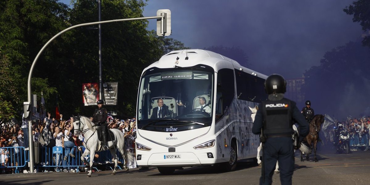 Drama u Engleskoj! Kamion udario autobus Real Madrida! (VIDEO)