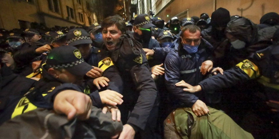 Potpuno ludilo u Gruziji: Pale rusku zastavu - policija razbija demonstracije ispred predsedničke palate (FOTO/VIDEO)