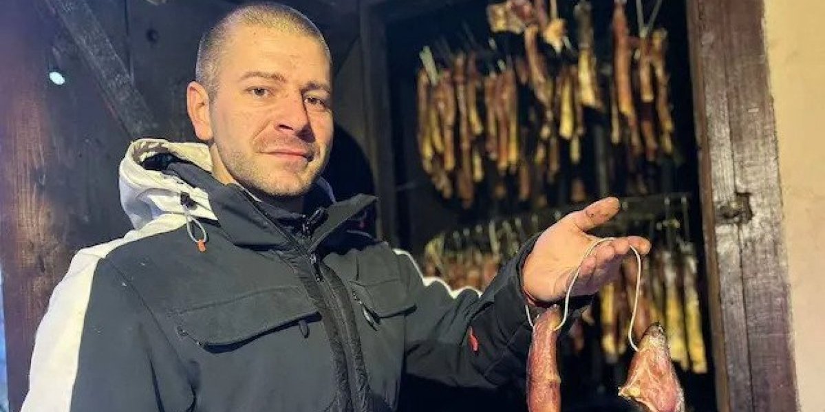 Umesto pršute, slanine i rebaraca Tasići suše šarana! Jovan je veran porodičnoj tradiciji, čitavo naselje miriše na dimljenu ribu (FOTO)