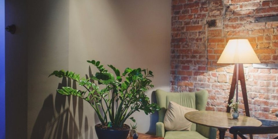 Jeftin trik od samo 2 sastojka, radi kao skup osveživač: Rešite se vlage i lošeg mirisa