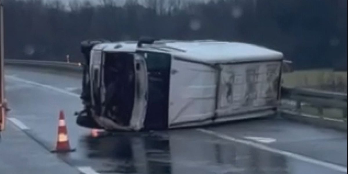 Udes na auto-putu Miloš Veliki! Prevrno se kombi, vozač izgubio kontrolu! (FOTO)