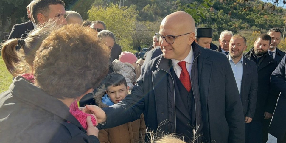 Vučević obišao Hram Vaskrsenja Hristovog: Prebilovci su naša večna rana i zato mučeništvo ovdašnjih Srba nikada nećemo zaboraviti (VIDEO)