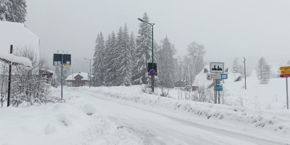 Zimska idila na Tari! Sneg koji neprestano pada turistima doneo radost, putarima muku (VIDEO/FOTO)