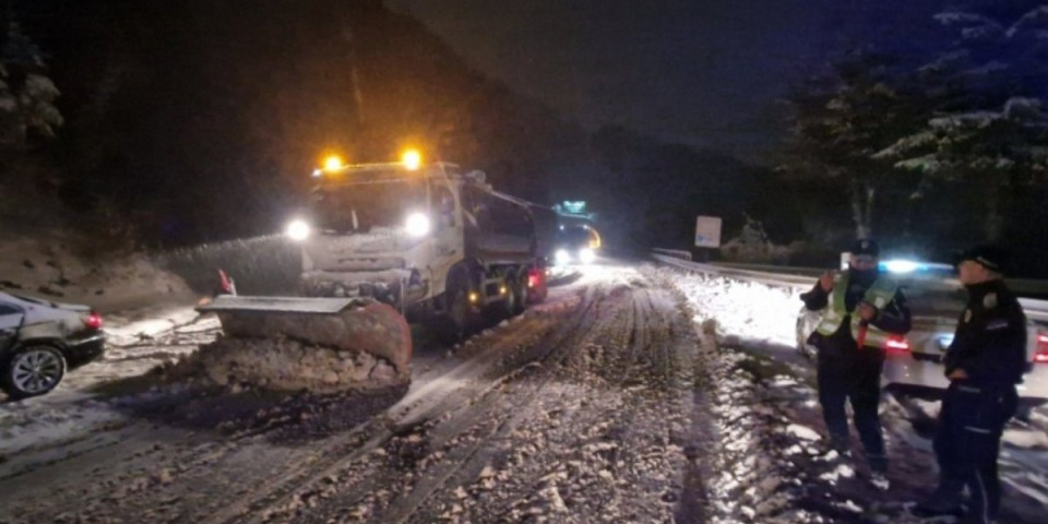 Na Kadinjači autobus sleteo sa kolovoza! Mećava ne staje - Haos na putevima (FOTO)