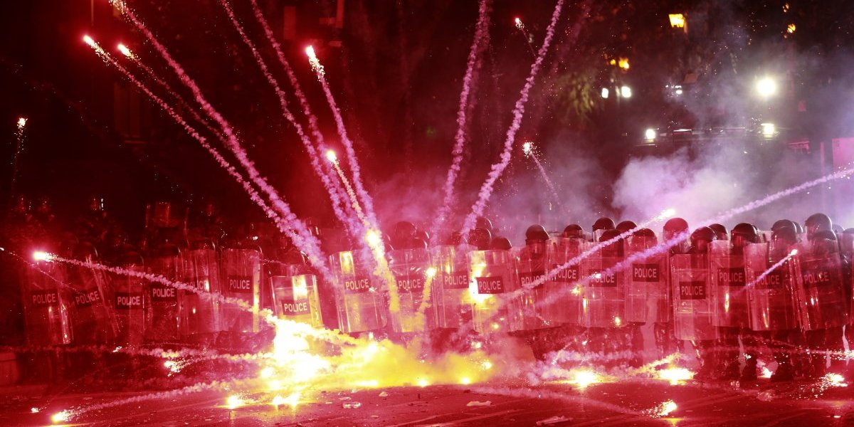 (VIDEO) Gruzija se bori za opstanak! Dramatične scene iz Tbilisija, demonstranti brutalno divljaju ulicama!