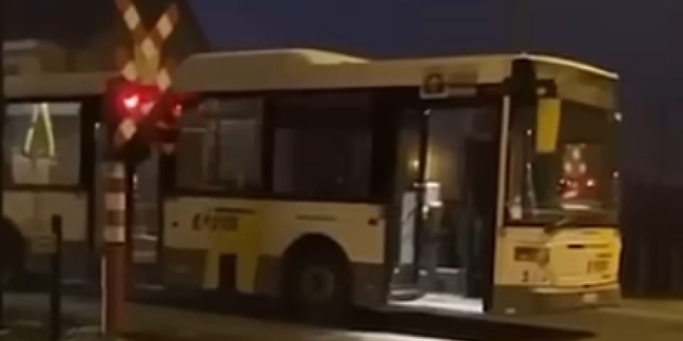 Uznemirujuće! Voz jurio ka autobusu punom dece, bivši fudbaler im spasio živote (VIDEO)