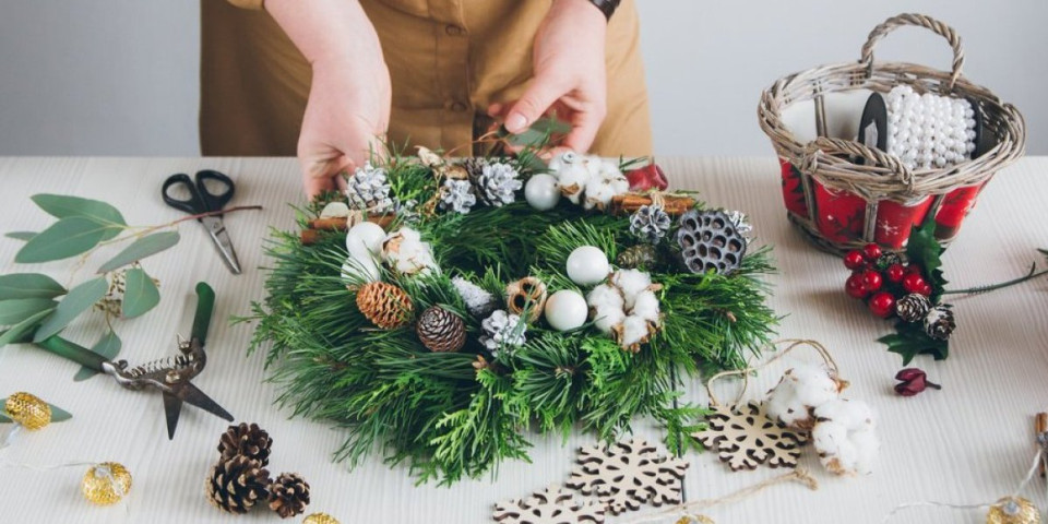 Simbol novogodišnjih praznika! Otkriveno zašto se venac kači na vrata - tradicija stara vekovima