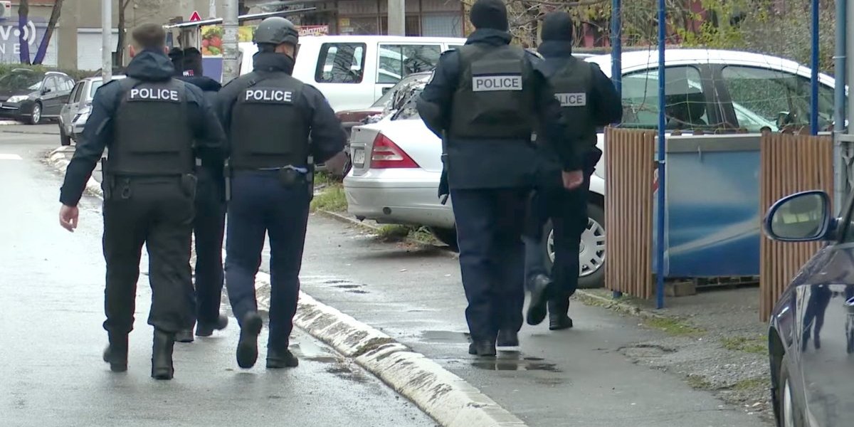 "Kalašnjikovim" izrešetao džip, pa onda promenio pušku: Krvna osveta u Peći