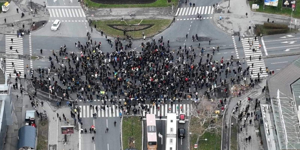 Propast! Fotografije iz drona govore sve! Pogledajte koliko se ljudi skupilo na opozicionom protestu u Novom Sadu (FOTO)