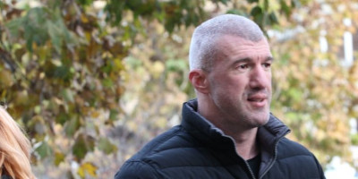 Miša Bačulov, čovek koji misli da je politika bokserski ring došao je u atlet majici da uzme učešće u uznemirujućoj opasadi zgrade u kojoj živi predsednik SNS-a Miloš Vučević sa porodicom, saopštili su danas iz GO SNS u Novom Sadu.