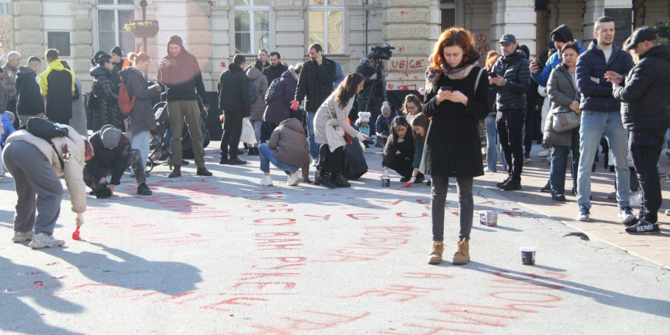 Pristalice opozicije nastavljaju maltretiranje građana! Ekstremisti doneli farbu, pa se bacili na žvrljanje trga (FOTO/VIDEO)