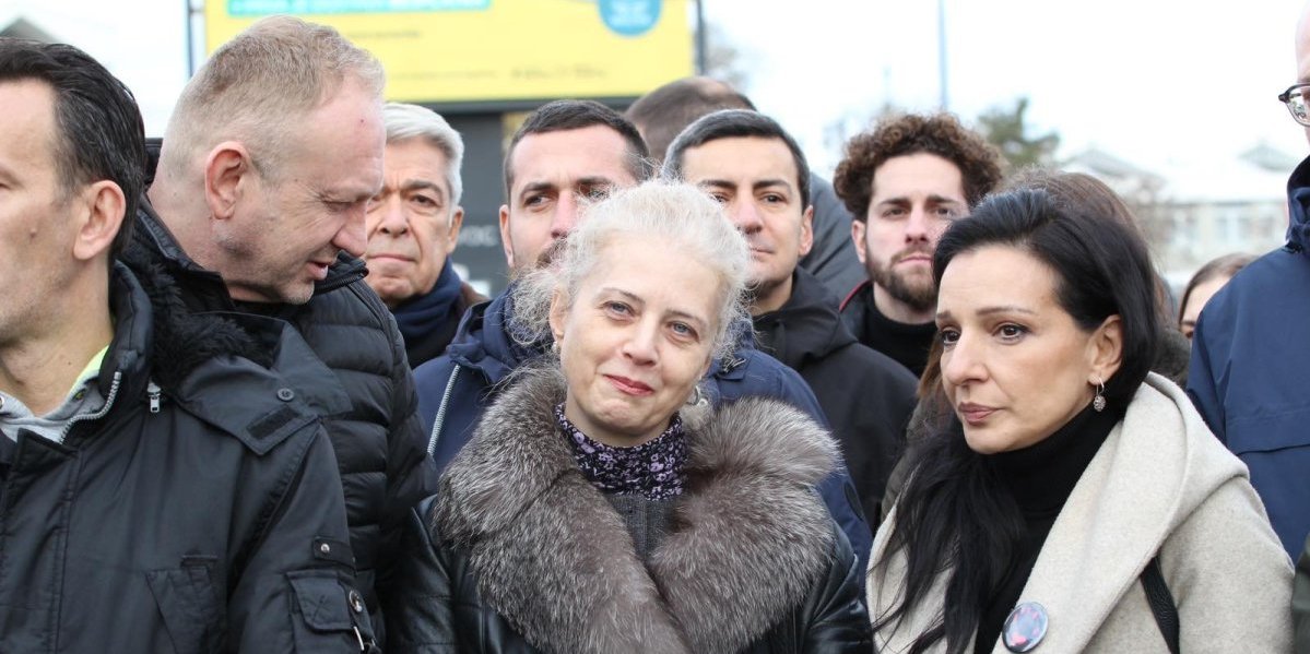 Veličaju one koji zloupotrebljavaju decu! Đilasova profesorka, koja je naterala premijerovog sina da protestuje protiv oca, na čelu protesta