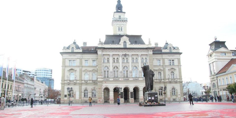 Opozicija uništila trg u Novom Sadu po makedonskom receptu! Ovako su soroševci u Skoplju pre osam godina upropastili plato (VIDEO)