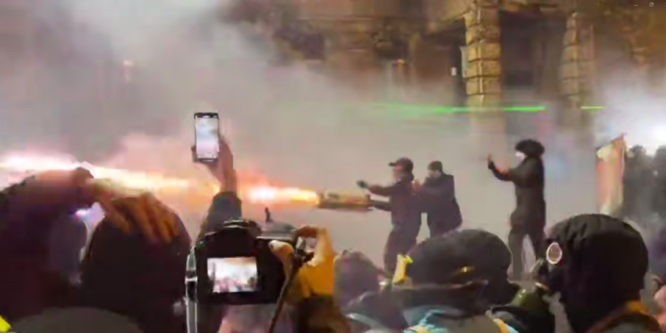 (VIDEO) Otvorio vatru na policiju! Demonstrant stao pred kordon i napravio haos, gore ulice Tbilisija!