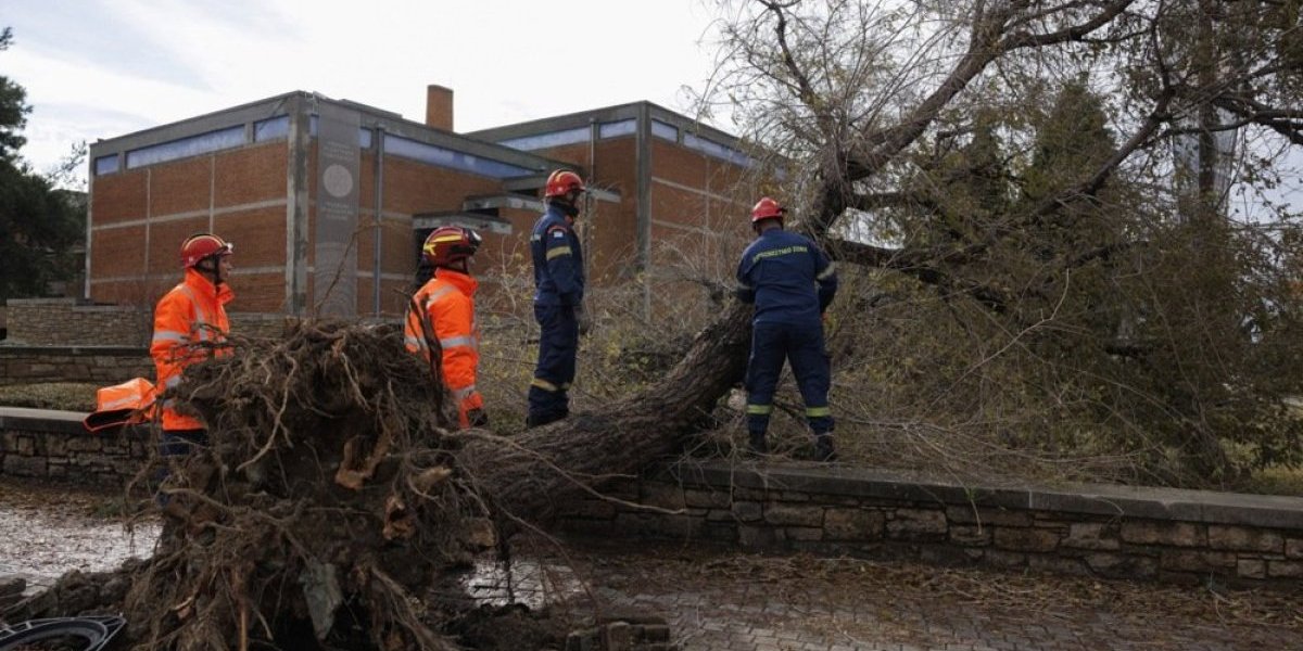 Hitne službe uklanjaju prepreke sa puteva