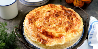 Starinska posna pita savijača pravo je kulinarsko blago koje nas podseća na detinjstvo. Otkrivamo recept koji će vašoj trpezi doneti duh prošlih vremena i miris domaće kuhinje.