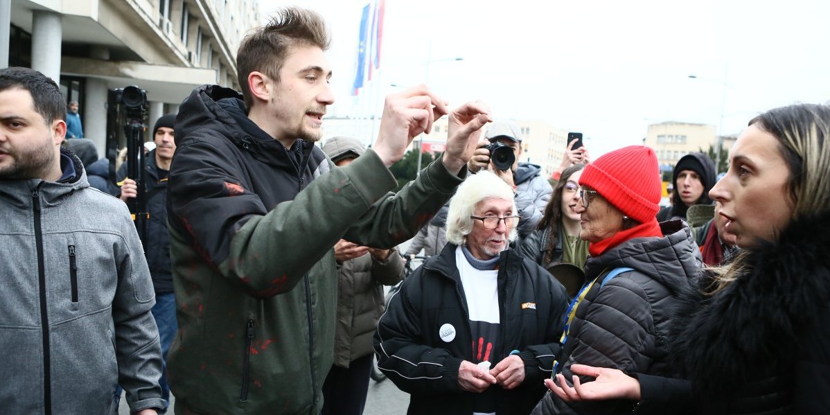 Svi su je najstrašnije vređali! Svedok napada na Milicu otkrio šta se dešavalo na divljačkom protestu u Novom Sadu! (VIDEO)