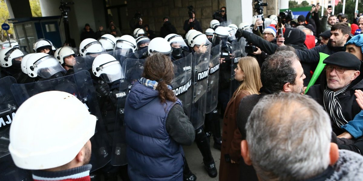 Milivojević udara policiju! Drekavac iz Skupštine izgubio kompas: Nasrnuo na pripadnike žandarmerije! (VIDEO)