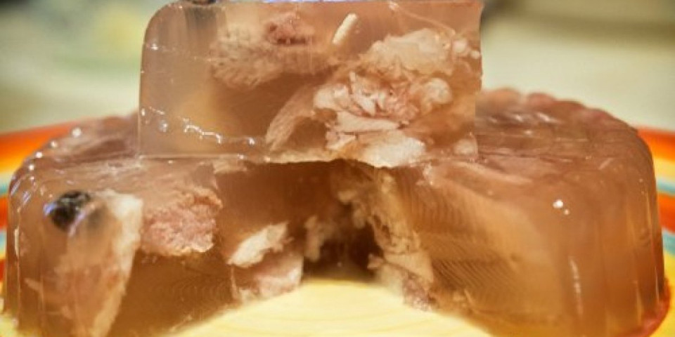 Sastojak koji čini pihtije ultra čvrstim i bistrim: Dodajte samo kašiku tokom kuvanja i meso se samo odvaja od kostiju