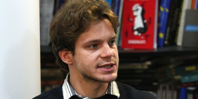 Blokaderi manje-više od početka svog maltretiranja naroda u Srbiji šuruju sa strancima, a kako vreme prolazi - sve manje se trude da prikriju to.