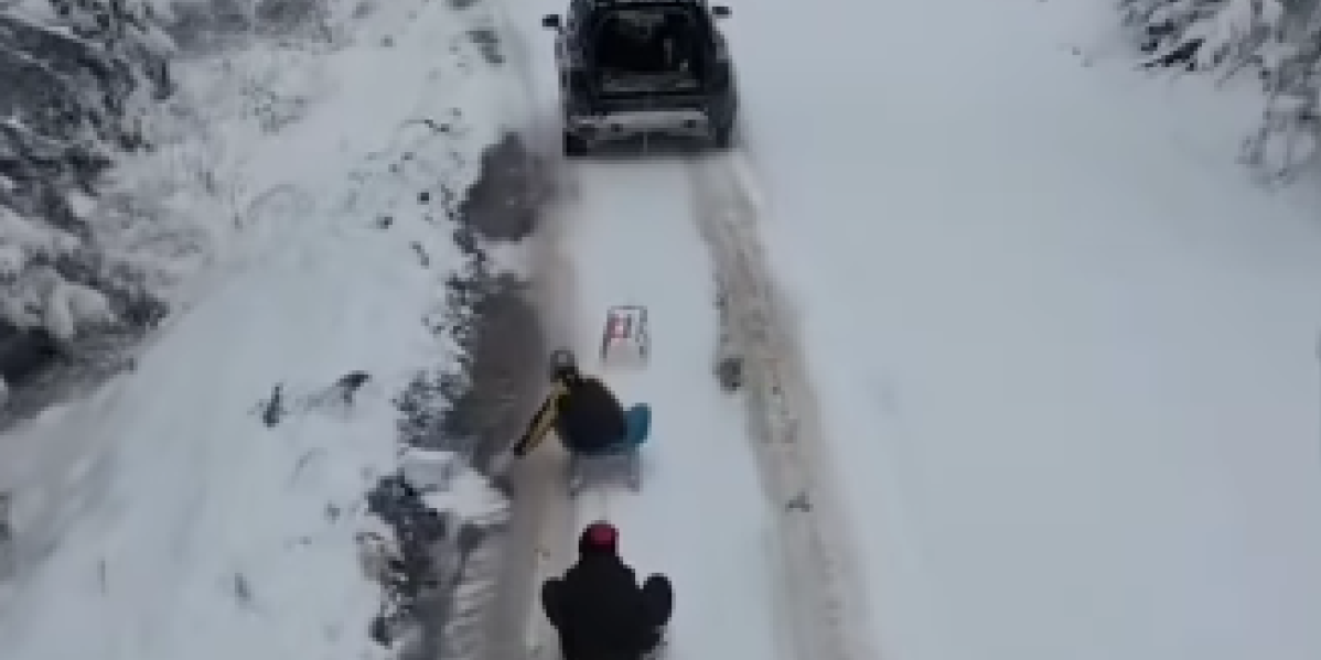 Opasna zabava! Ovakvo sankanje nemojte nikako pokušavati sa svojom decom (VIDEO)