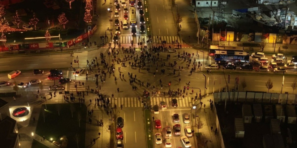 RASPAD UŽIVO! Slika iz drona dokazuje koliko zaista ljudi blokira Beograd na vodi - tuga, čemer, jad! (FOTO)