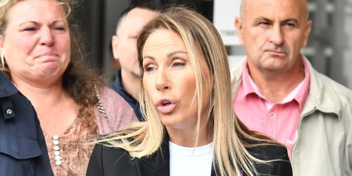 Privedena Aleksićeva poslanica: Vitlala nožem ispred Skupštine (VIDEO)