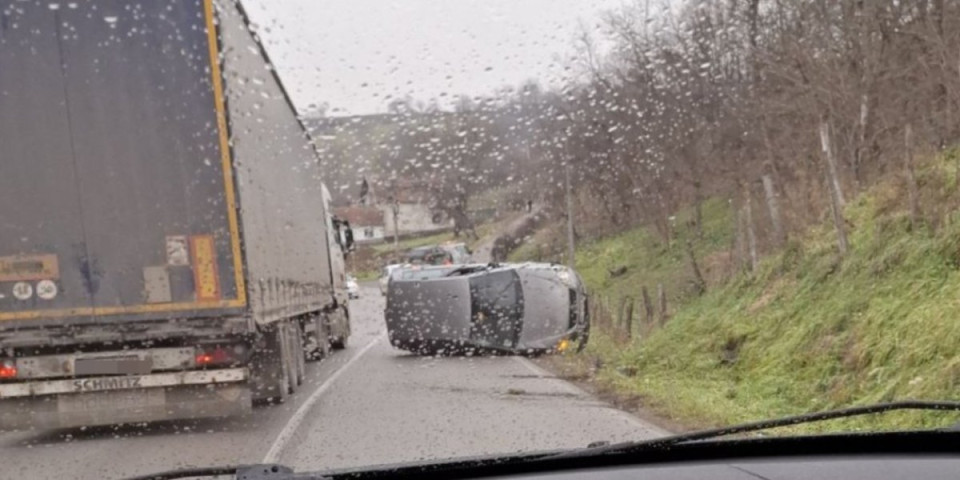 Težak udes u Lazarevcu! Prevrnuo se automobil, vozač hitno hospitalizovan!