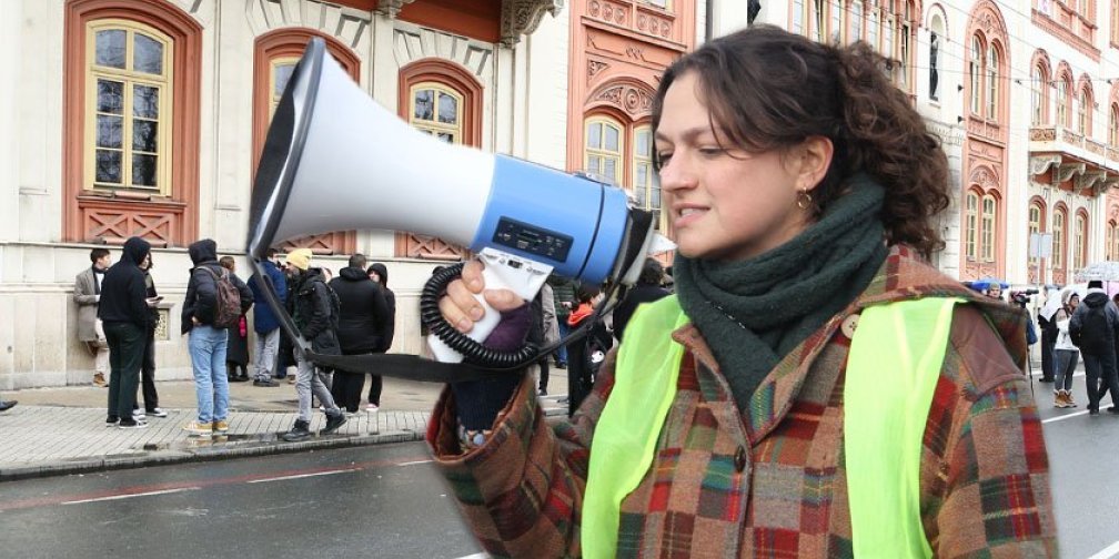 Kad ne "blokira" drži tribine za 2.000 evra! Lažni student Mila Pajić za ogromne pare truje omladinu da Kosovo nije Srbija