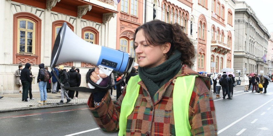 Gruhonjićeva sledbenica Mila Pajić šamarala dečka zbog para! Đilasovi "studenti" se tuku, jer ih gazde ne plaćaju dovoljno da prave haos! (VIDEO)