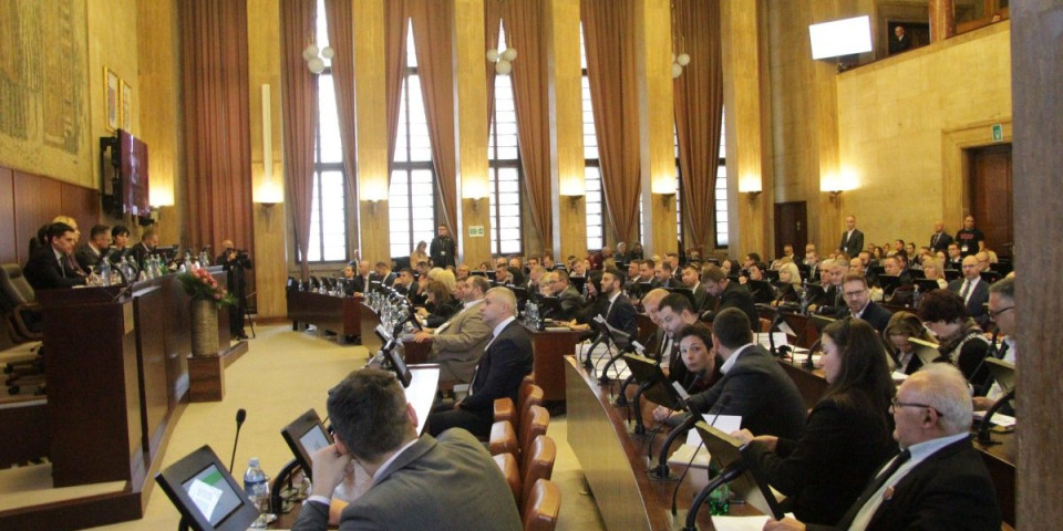 Bruka usred Skupštine Vojvodine! Poslanica iz Bačke Palanke izazvala HAOS garderobom, reagovao ceo parlament (FOTO)