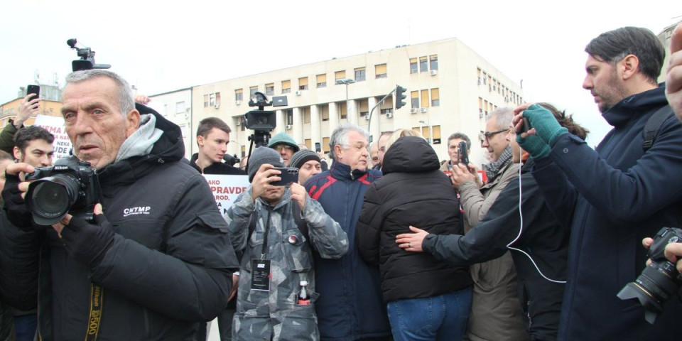 IZ SKUPŠTINE NA ULICU! Siledžije blokiraju celu Srbiju - Građani ne mogu da se kreću nekim od glavnih ulica (VIDEO)