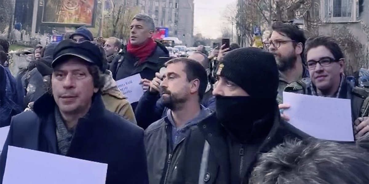 Gde si narkomane?! Miketić nastavio da maltretira građane - pojavio se na nasilnom protestu ispred RTS-a! (VIDEO)