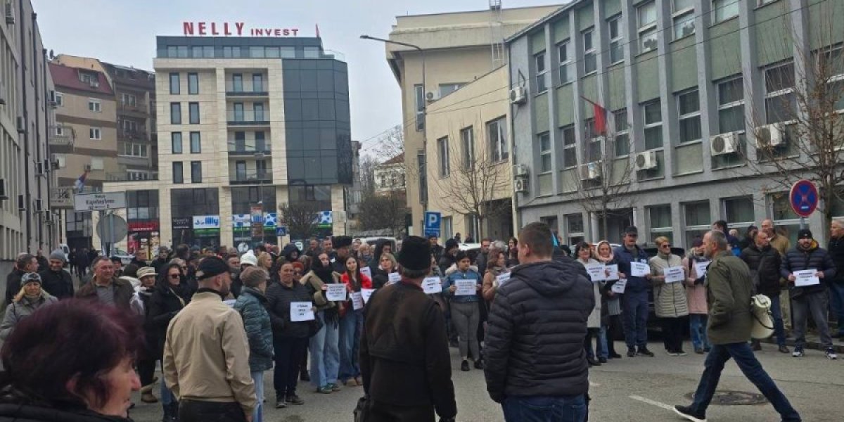 Skandal na protestu u Loznici! Uništavanje javne imovine tokom "mirnog" okupljanja! (FOTO)