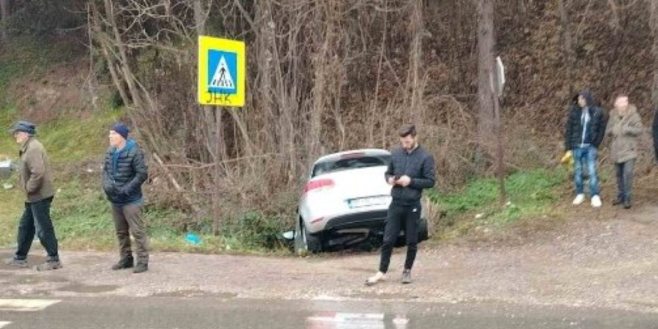 Automobil završio u kanalu: Saobraćajna nezgoda u centru Prijepolja!