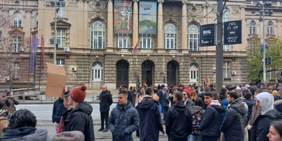 Nikad "veći" skup antisrpske opozicije! Okupilo se ukupno 17 ljudi - Lutovac glumi studenta, Štimac planira novo kampovanje! (VIDEO)