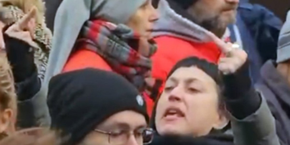 Pravo lice protesta! Pogledajte kako se ponašaju dve mlade devojke na blokadi u Novom Sadu (VIDEO)