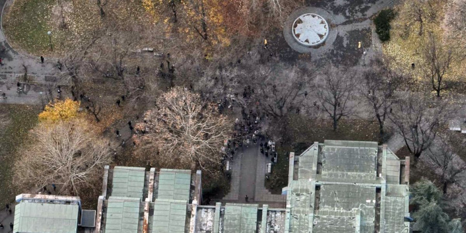 Pukli su! Šačića nasilnih protestanata ispred Univerzitetskog kampusa u Novom Sadu (FOTO)