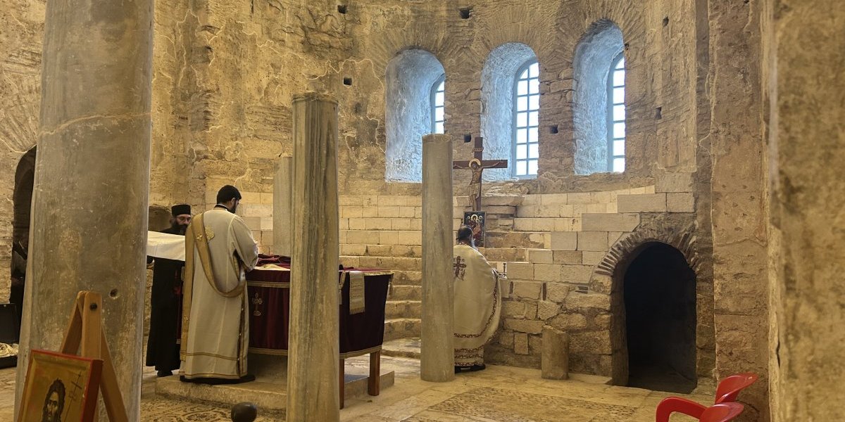 Jednom godišnje ovde se služi liturgija na dan upokojenja Svetog Nikole 