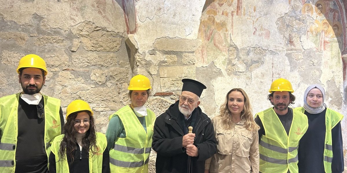Tim turskih arheologa sa episkopom Mirijskim Hrizostomosom