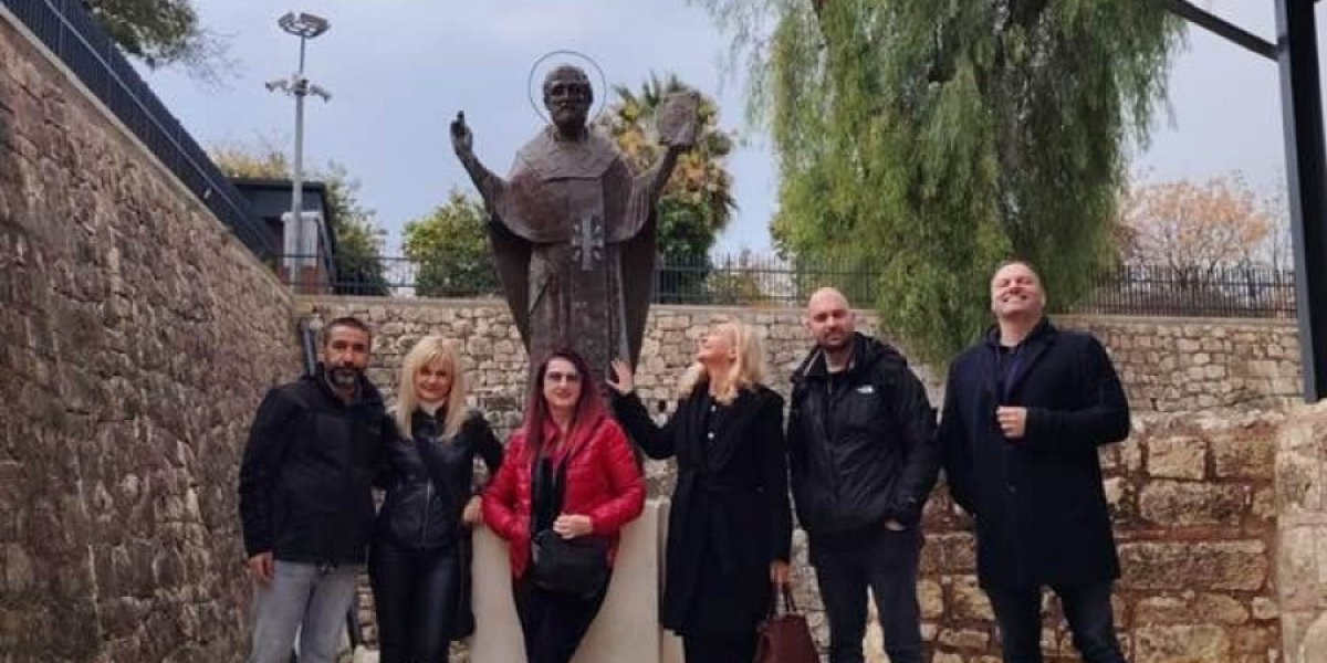 Ekipa novinara iz Srbije i Bugarske sa vodičem Emreom Čagdišem Bakirom ispred Crkve Svetog Nikole 