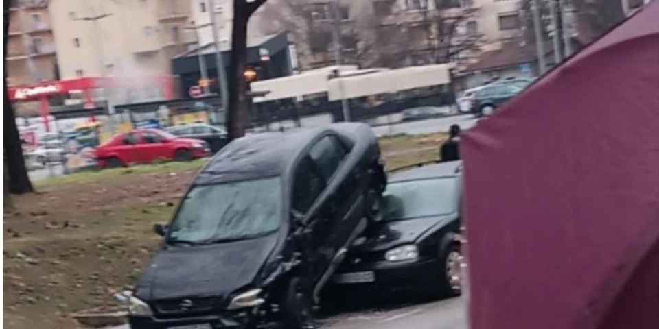 Šok saobraćajka u Užicu! Zakucao se u automobil, pa ga "digao" na haubu (FOTO)