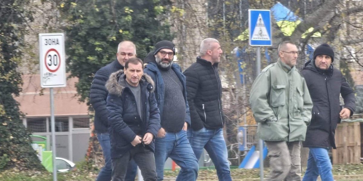 Bačulov pajtose odveo kod svojih "studenata"! Doneli hranu samo za vođe - Samozvani poljoprivrednik imao lošu berbu ove godine? (FOTO)