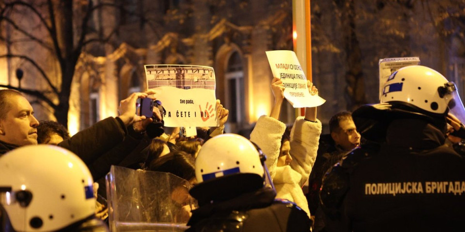 Ekstremisti napali policiju ispred Predsedništva: Vređaju, provociraju... Šta postižete ovim? (VIDEO)