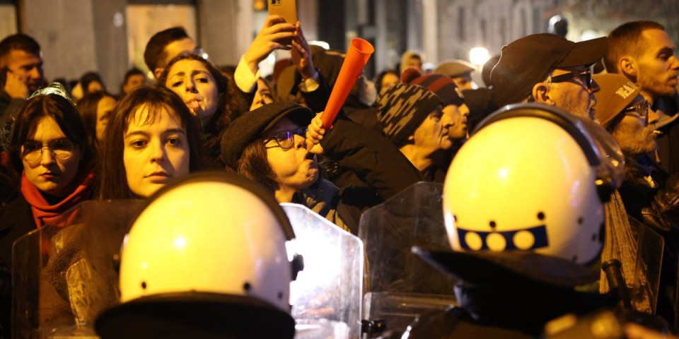 Studenti iz Sarajeva podržavaju antisrpsku opoziciju! Zaboravili na smrti 27 ljudi u Bosni i Hercegovini! (FOTO)