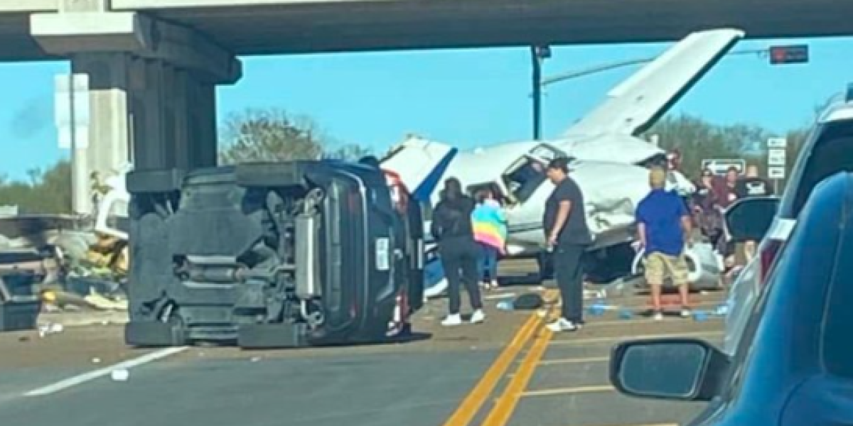 (FOTO/VIDEO) Avion se srušio na automobile! Haos na ulicama, strahuje se da ima žrtava!