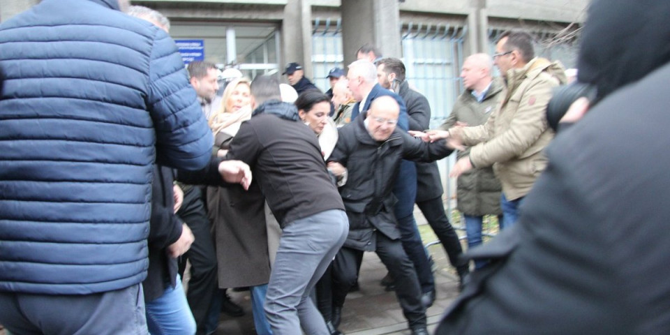 Dokle, bre, više, kad vam je dosta?! Opozicija opet divlja u Novom Sadu, pokušavaju da upadnu u policijsku stanicu! (FOTO/VIDEO)