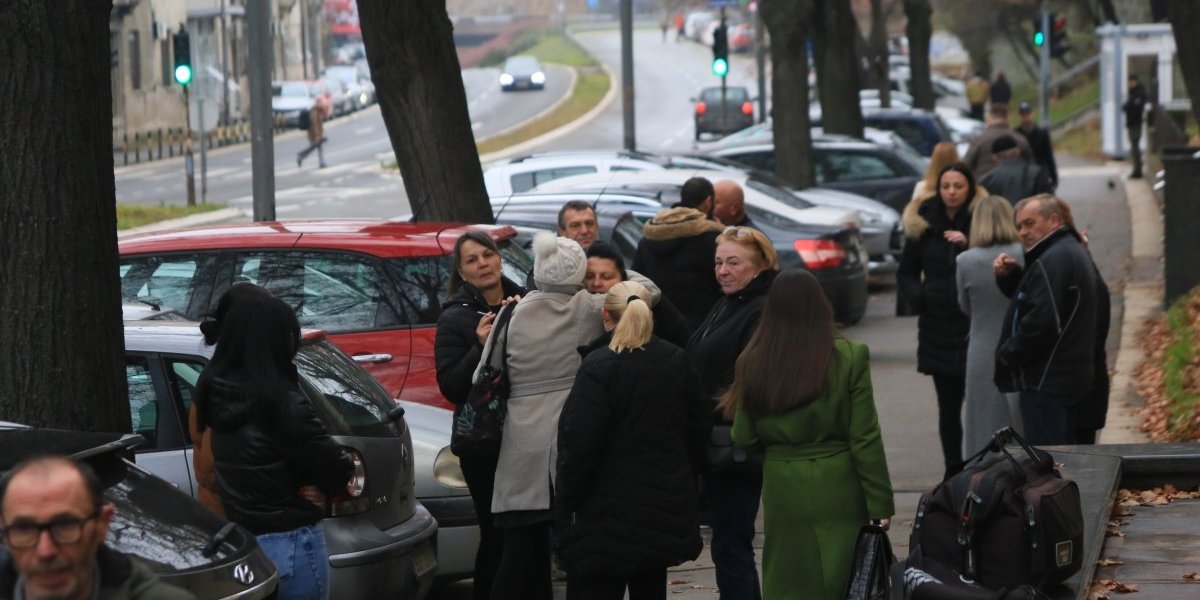 Porodice ubijenih se grle i plaču ispred suda! Potresne scene pred izricanje presude Urošu Blažiću! (FOTO)