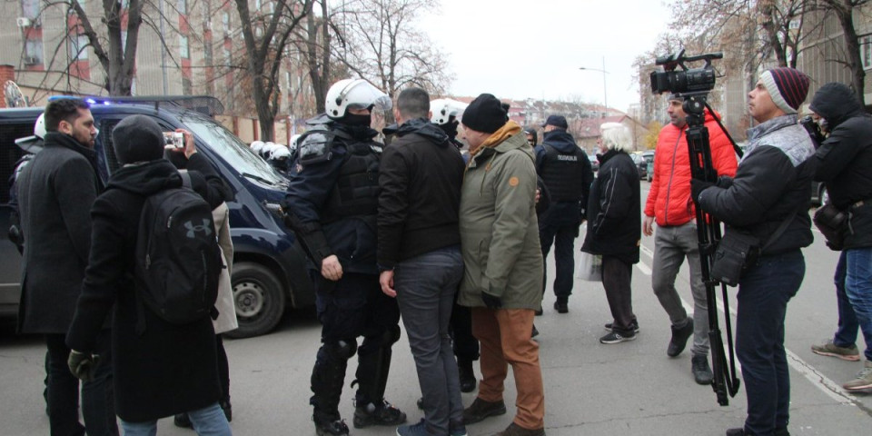 Narode, pogledajte ove ugrožene! Opozicija se očigledno igra sa narodom, državom i policijom! (VIDEO)